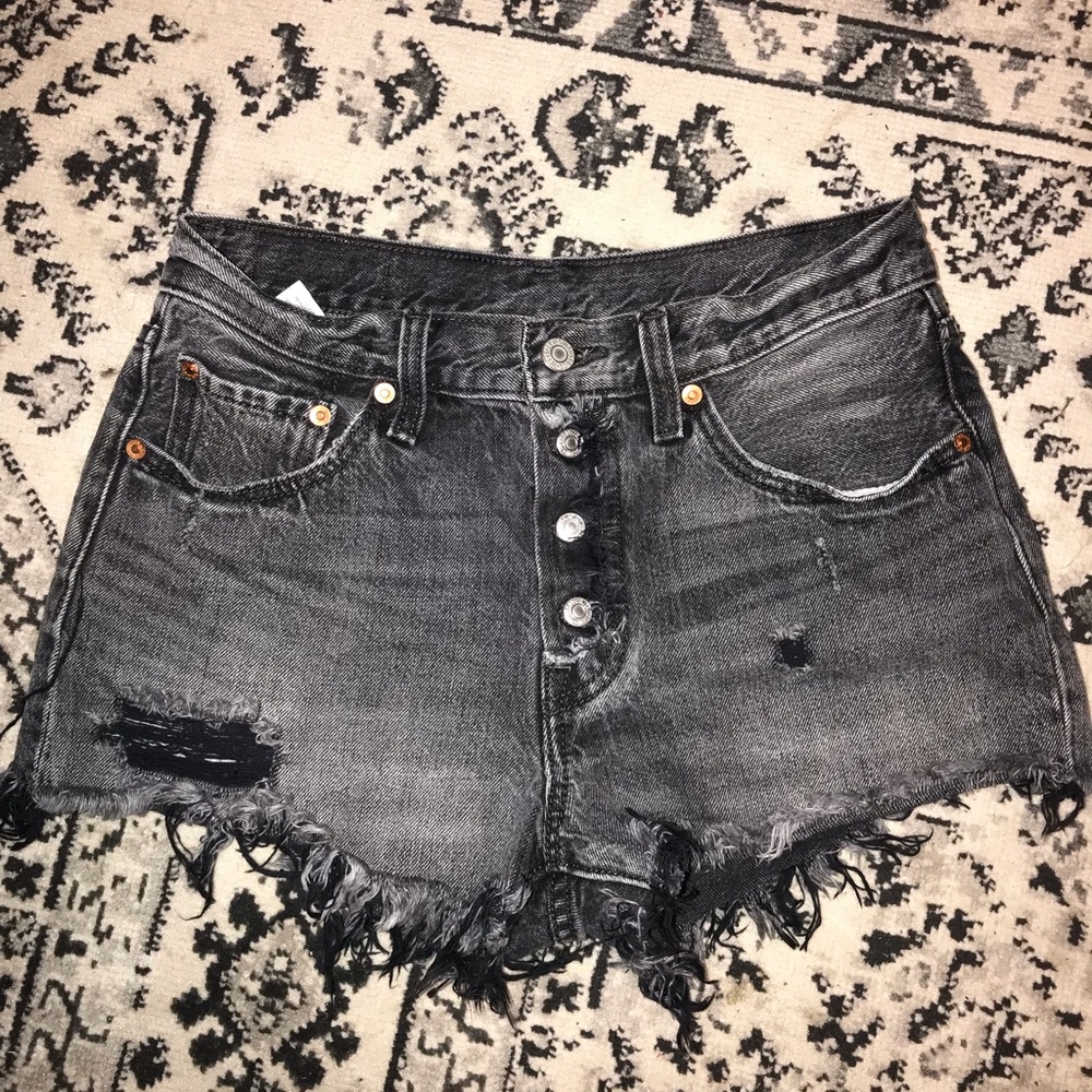 levi’s 501 shorts in thrashed black